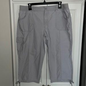 Women’s Gloria Vanderbilt Capri Pants Size 12, Gray Color